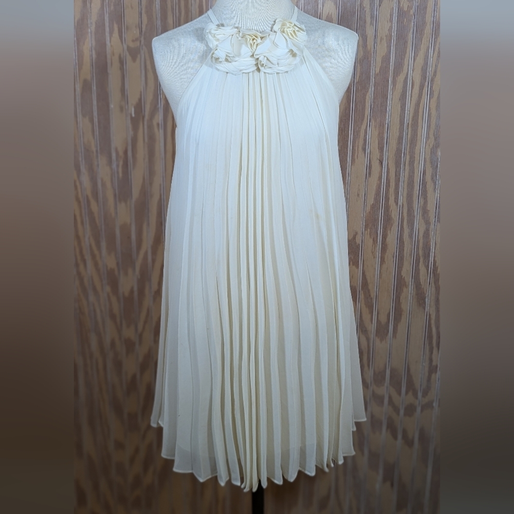NWOT Cream White Pleated Halter Dress with Flower Detailing at Neckline Size 6 - Picture 9 of 12